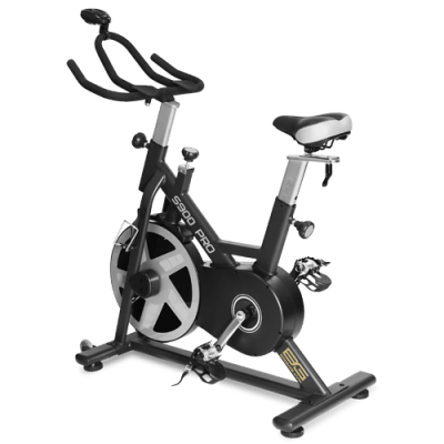 Велотренажер BRONZE GYM S900 PRO Велотренажер BRONZE GYM S900 PRO Велотренажер BRONZE GYM S900 PRO – это сплит байк, способный заставить ощутить себя на тренировке с индивидуальным тренером.
Руль с влагоустойчивыми полиуретановыми наладками, увеличивающими износоустойчивость.
Система крепления для ног, позволяющая не соскальзывать ногам с педалей.
Максимальный вес пользователя: 159 кг.
